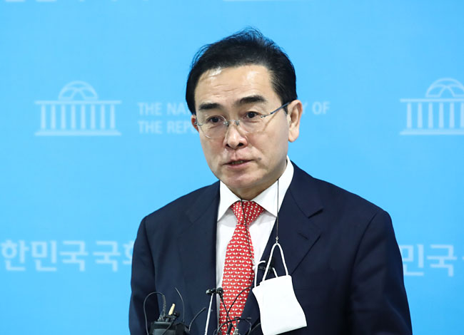 국민의힘 태영호 의원이 25일 오후 서울 여의도 국회 소통관에서 ‘태영호 의원실 사칭 피싱 메일’ 관련 기자회견을 하고 있다. 연합뉴스