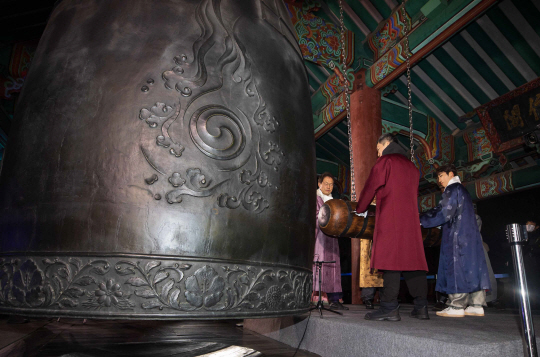 2023년 계묘년을 맞은 1일 새벽 서울 종로구 보신각에서 조희연 서울시교육감을 비롯한 시민대표들이 제야의 종을 울리고 있다. 공동취재사진