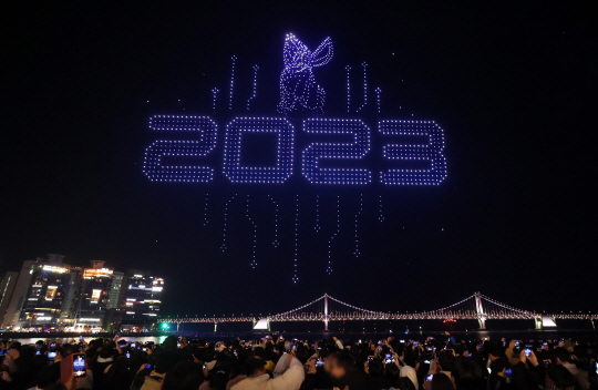 2023년(계묘년) 첫날인 1일 새벽 부산 수영구 광안리해수욕장 일대에서 드론 1500대를 동원해 흑토끼해를 알리는 ‘2023 카운트다운 광안리 M드론라이트쇼’가 펼쳐지고 있다. 뉴시스