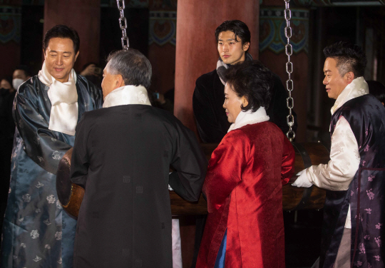 2023년 계묘년을 맞은 1일 새벽 서울 종로구 보신각에서 오세훈 서울시장과 축구선수 조규성을 비롯한 시민대표들이 제야의 종을 울리고 있다. 공동취재사진