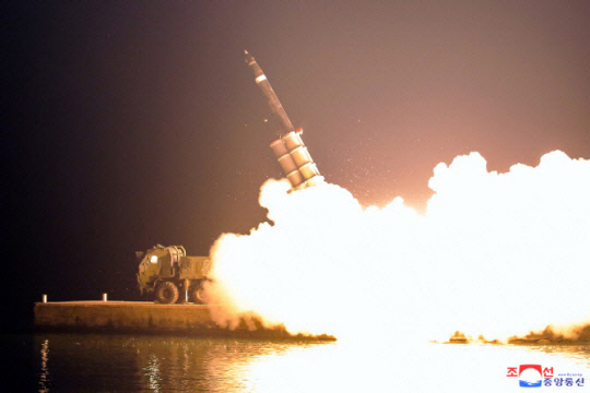 단거리 탄도미사일(SRBM)급 위력으로 평가되는 북한의 초대형 방사포(KN-25)가 발사되는 모습. 조선중앙통신·연합뉴스 자료사진