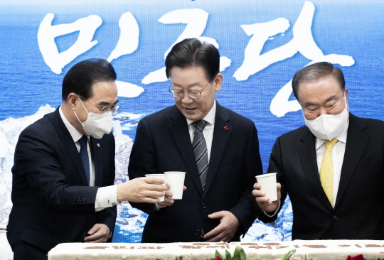 더불어민주당의 이재명(가운데) 대표와 박홍근(왼쪽) 원내대표, 문희상 상임고문이 1일 오전 서울 영등포구 중앙당사에서 열린 2023 신년인사회에서 건배를 하고 있다. 국회사진기자단