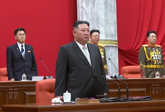 김정은 북한 국무위원장이 조선노동당 중앙위원회 제8기 제6차 전원회의 확대회의를 주재했다고 조선중앙TV가 1일 보도했다. 뉴시스·조선중앙TV 캡처