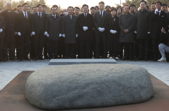 이재명(앞줄 가운데) 더불어민주당 대표가 1일 오후 경남 김해시 진영읍 봉하마을의 고 노무현 전 대통령 묘역을 참배하고 있다. 연합뉴스