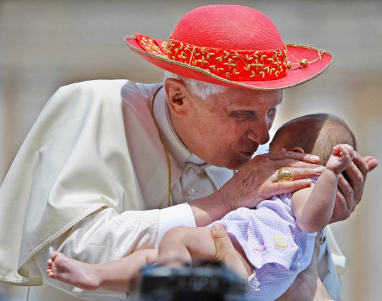 지난 2008년 6월 18일(현지시간) 바티칸 성 베드로 광장에서 열린 일반 알현 말미에 아이에게 입 맞추는 베네딕토 16세전 교황의 모습. 로이터·연합뉴스 자료사진