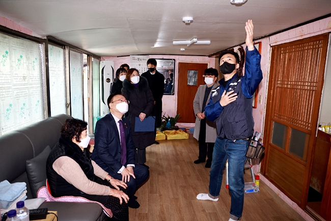 조규홍 보건복지부 장관이 지난해 12월 29일 세종시에 거주하는 ‘독거노인·장애인 응급안전안심서비스’ 사업 대상자댁을 방문, 응급관리요원에게 응급안심서비스에 대한 설명을 듣고 있다. 보건복지부 제공