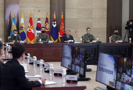 이종섭(가운데) 국방부 장관이 지난달 21일 서울 용산구 국방부 대회의실에서 열린 2022년 후반기 전군 주요지휘관회의를 주관하는 모습. 이 장관은 올해 1월1일 김승겸 합참의장을 비롯한 각 군 작전사령관과  긴급 지휘관회의를 주관했다. 국방일보 제공