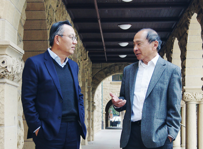미국 스탠퍼드대의 프랜시스 후쿠야마(오른쪽) 교수와 신기욱 교수가 스탠퍼드대 아시아·태평양연구소에서 진행된 문화일보 신년 특별대담에서 전 세계 민주주의에 대한 진단과 향후 과제 등에 대해 의견을 나누고 있다.