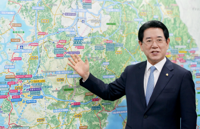 김영록 전남지사가 전남 22개 시·군이 한눈에 보이는 지도를 배경으로 전남도 현안 사업을 설명하고 있다. 전남도청 제공