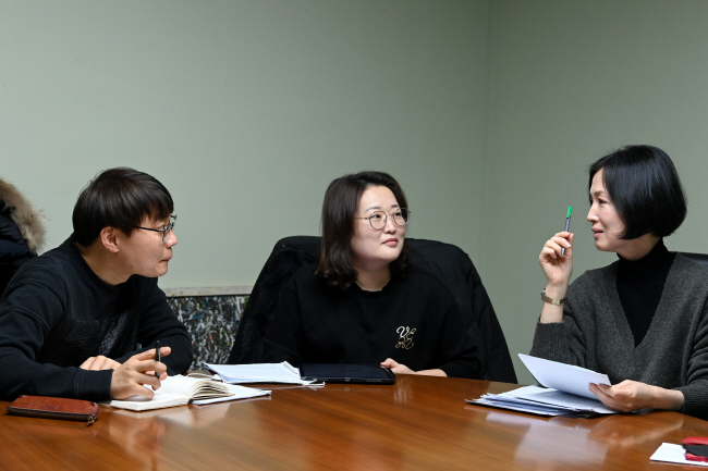 정용준(왼쪽부터)·정소현·조경란 소설가가 단편소설 본심 토론을 하고 있다. 윤성호 기자