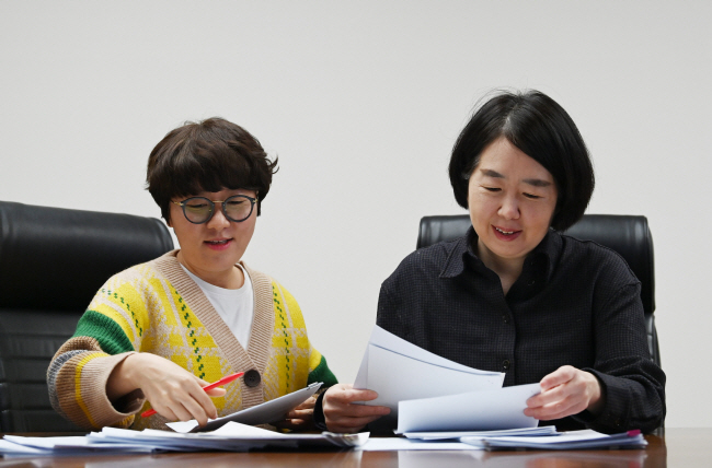 강정연(왼쪽) 작가와 김지은 평론가가 동화부문 응모작을 살펴보고 있다. 박윤슬 기자