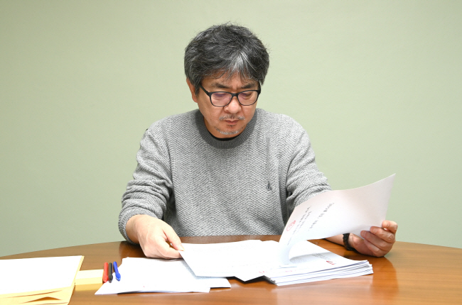 응모작을 읽고 있는 김형중 평론가. 김호웅 기자