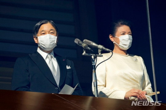 루히토 일왕이 2일 도쿄 왕궁 발코니에서 마사코 왕비와 함께 왕실 전통 신년사를 하고 있다. 코로나19로 지난 3년간 중단됐던 왕실 신년 인사가 올해 재개됐다.AP뉴시스