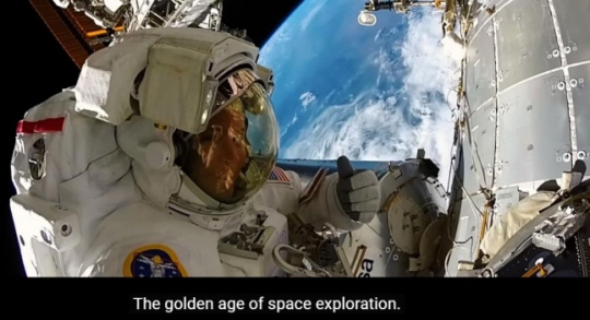 우주유영 중인 우주비행사NASA 유튜브 동영상 캡처