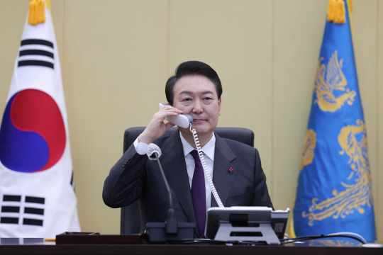 윤석열 대통령이 2023년 ‘계묘년’ 첫날인 1일 서울 용산 대통령실 청사에서 합동참모본부과 육·해·공·해병대 등 군 수뇌부로부터 대비태세를 보고받고 격려하고 있다. 대통령실 제공