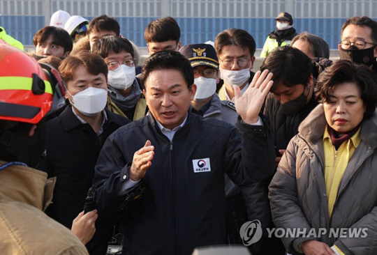 원희룡 국토교통부 장관이 지난해 12월 30일 경기 과천시 제2경인고속도로 북의왕IC 인근 방음터널 화재 현장에서 발언하고 있다. 연합뉴스