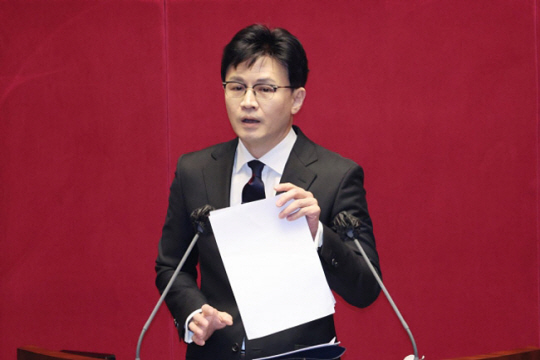 한동훈 법무부 장관이 지난달 28일 국회에서 열린 제4차 본회의에서 뇌물수수·정치자금법 위반 혐의를 받는 노웅래 더불어민주당 의원의 체포동의 요청 이유를 설명하고 있다. 연합뉴스