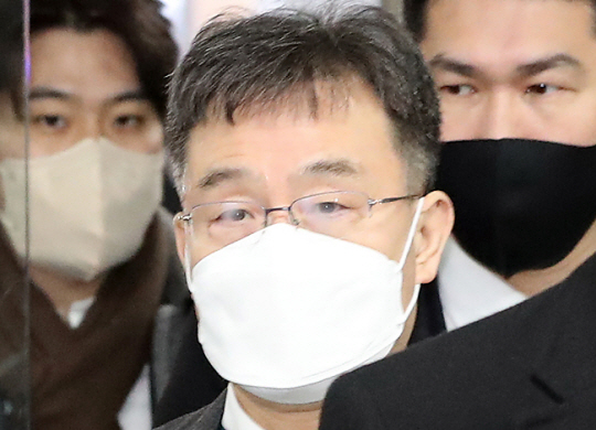 화천대유자산관리 대주주 김만배씨가 지난달 2일 서울 서초구 서울중앙지법에서 열린 대장동 개발 배임 혐의 관련 공판에 출석하고 있다. 뉴시스