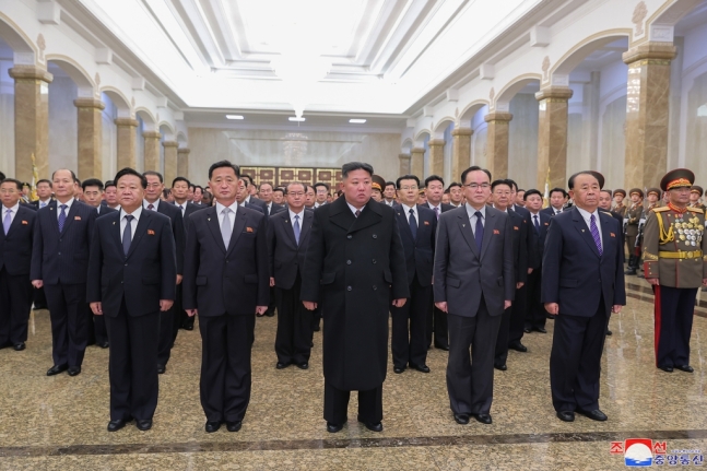 김정은 북한 국무위원장은 2023년 새해를 맞아 1일 김일성 주석과 김정일 국방위원장의 시신이 안치된 금수산태양궁전을 참배했다고 조선중앙통신이 2일 보도했다. 조선중앙통신·연합뉴스