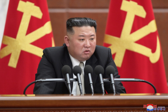 김정은 북한 국무위원장이 27일 노동당 중앙위원회 전원회의 확대회의 이틀째 보고에서 내년도 국방력 강화를 위한 새로운 핵심목표를 제시했다고 조선중앙통신이 28일 보도했다. 연합뉴스