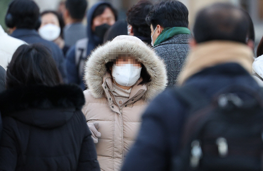 ▲2023년의 첫 출근일인 2일 오전 서울 종로구 세종대로사거리에서 두꺼운 옷차림의 시민들이 횡단보도를 건너고 있다. 연합뉴스