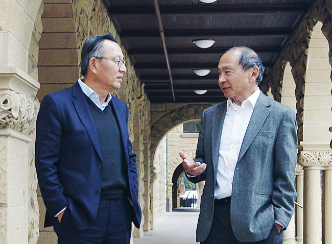 미국 스탠퍼드대의 프랜시스 후쿠야마(오른쪽) 교수와 신기욱 교수가 스탠퍼드대 아시아·태평양연구소에서 진행된 문화일보 신년 특별대담에서 전 세계 민주주의에 대한 진단과 향후 과제 등에 대해 의견을 나누고 있다.