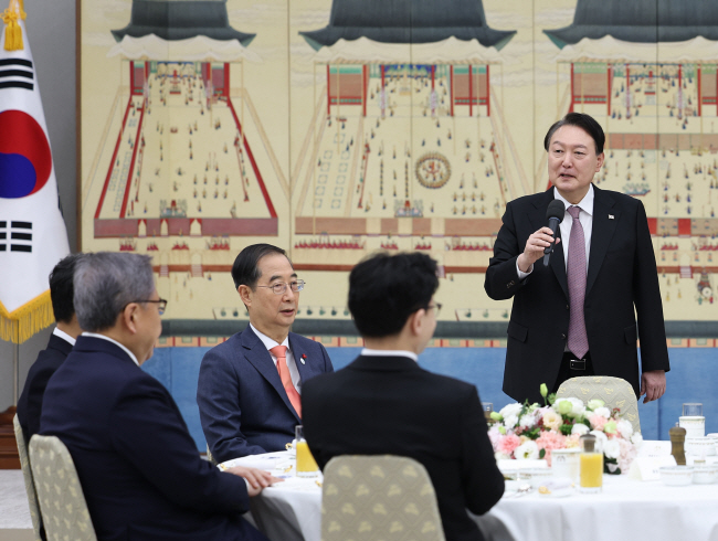 윤석열 대통령이 새해 첫날인 1일 서울 용산 대통령실에서 국무위원들과 떡국으로 조찬을 하면서 “위대한 국민과 최고의 기업, 유능한 관료들을 믿고 우리가 방향을 잘 잡으면 대한민국은 반드시 다시 도약할 수 있다”고 강조하고 있다.  연합뉴스