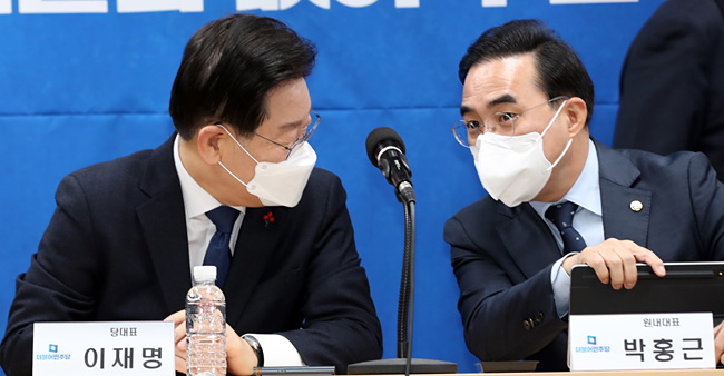더불어민주당 이재명(왼쪽) 대표와 박홍근 원내대표가 2일 오전 부산 연제구 민주당 부산시당에서 열린 현장 최고위원회 회의에 참석, 대화하고 있다. 뉴시스