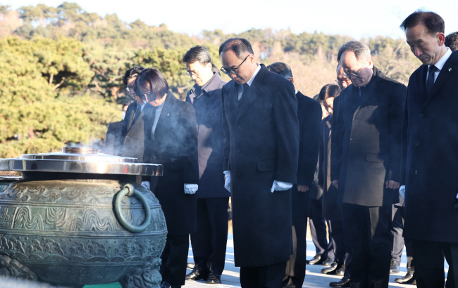 이원석(왼쪽 네 번째) 검찰총장이 2일 오전 서울 동작구 국립서울현충원 현충탑을 찾아 참배하고 있다. 연합뉴스