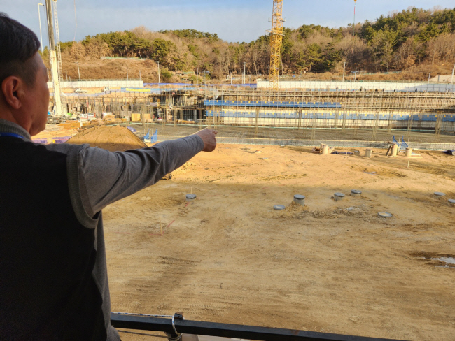 2일 경남 창원시 의창구 명곡동 LH 신혼희망타운(아파트) 건설 공사장. 건설회사 현장 소장이 콘크리트가 공급되지 않아 철근 기초만 설치된 채 한 달째 공사가 중단된 1층 바닥을 가리키고 있다. 박영수 기자