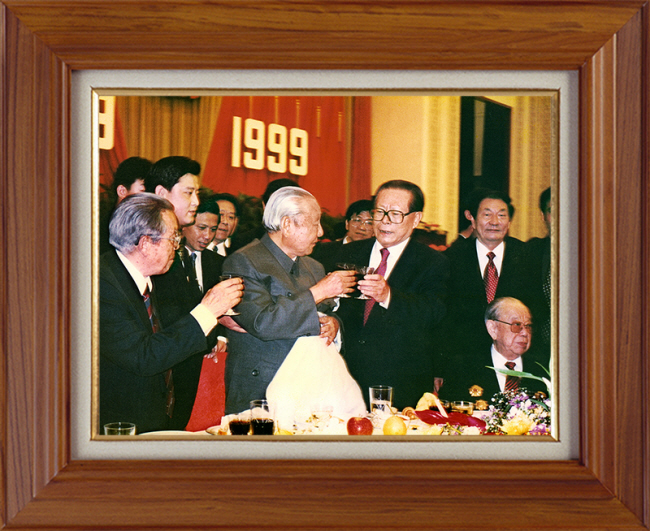 장쩌민(앞줄 오른쪽 두번째) 중국 국가주석이 지난 1999년 9월 30일 건국 50주년 경축 리셉션에서 시진핑 전 주석의 부친인 시중쉰 전 부총리에 건배를 제의하고 있다. 신화통신 캡쳐