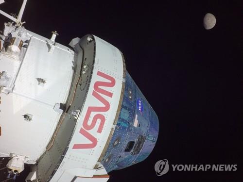 카메라에 찍힌 달과 아르테미스Ⅰ‘오리온’[UPI=연합뉴스 자료사진]