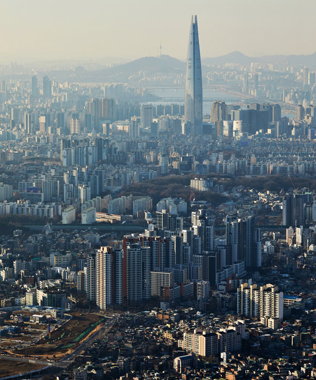 새해 부동산 시장은 경기침체와 초고금리, 가계부채 급증 등 각종 악재가 겹쳐 경기 반등이 쉽지 않을 것으로 예상된다. 사진은 아파트가 빼곡히 들어선 송파구 등 서울 시내 모습. 자료사진