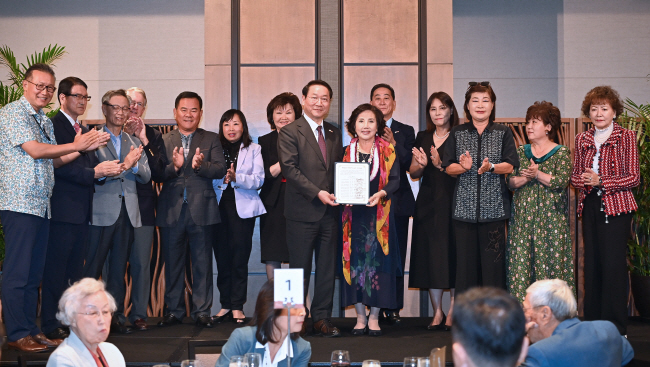 유정복(맨앞줄 왼쪽) 인천시장이 ‘하와이 이민 120주년’ 기념행사에서 현지 13개 교포단체 대표로부터 재외동포청 인천유치 지지선언문을 전달받고 있다.