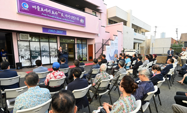 지난달 20일 미국 하와이 호놀룰루시에서 열린 ‘제물포에서 포와로, 다시 인천으로’ 사진전에서 유정복 인천시장이 현지 교민에게 인사말을 하고 있다. ‘포와’는 하와이를 일컫는 중국식 한자 표기 발음이다. 인천시청 제공