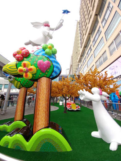 김대성, 하늘의 별을 따서, 혼합재료, 홍콩하버시티, 4000×2000×6000㎜, 2017.