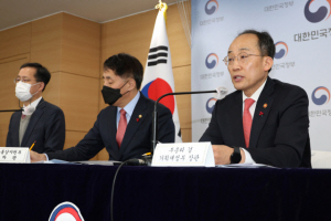 추경호(오른쪽) 부총리 겸 기획재정부 장관이 3일 정부서울청사 브리핑실에서 반도체 등 국가전략기술 시설투자에 대한 세제지원 강화 방안을 발표하고 있다. 연합뉴스