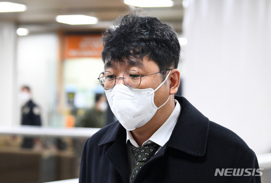 1000억 원대 사기 혐의로 재판을 받고 있는 이정훈 전 빗썸홀딩스 이사회 의장이 지난해 10월 25일 서울 서초구 서울중앙지방법원에서 열린 17차 공판에 출석하고 있다. 뉴시스