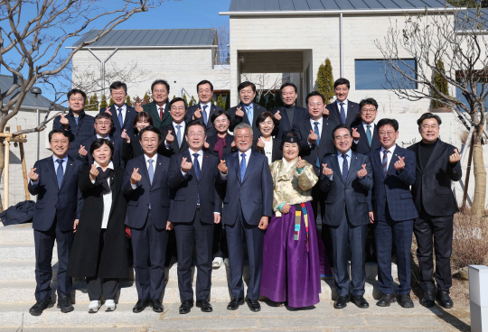 문재인 전 대통령 부부와 이재명 대표 등 더불어민주당 지도부가 2일 경남 양산시 하북면 평산마을 문 전 대통령 사저에서 기념촬영을 하고 있다. 민주당 제공