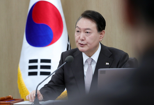 윤석열 대통령이 3일 서울 용산 대통령실 청사에서 열린 올해 첫 국무회의에서 발언하고 있다. 연합뉴스