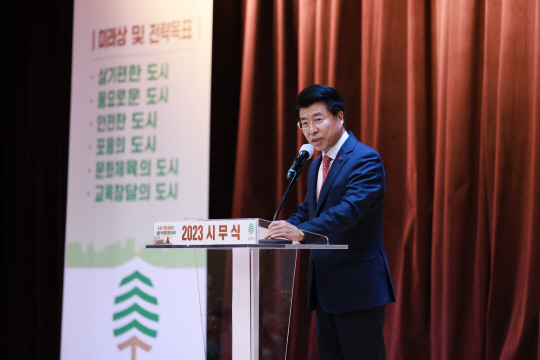 서강석 송파구청장이 2일 열린 시무식에서 인사말을 하고 있다. 송파구청 제공