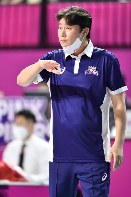 V리그 여자부 흥국생명은 2일 권순찬(사진) 감독과 김여일 단장을 동시 경질했다. 한국배구연맹 제공