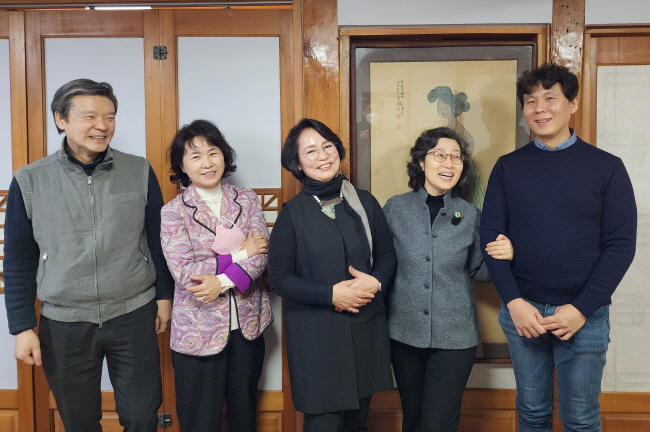 인사아트위크 집행부. 왼쪽부터 배기성, 윤여선, 신소윤, 오현금, 최지환 대표.
