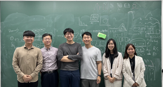 이번 연구에 참여한 자랑스런 한국 학자들이 포즈를 취하고 있다. 왼쪽부터 송윤민 IBS 및 카이스트 박사과정생, 김상겸 충남대 교수, 김재경 IBS CI, 채정우 충남대 교수, 쿠엔 티 트란과 녹안 티 부 충남대 박사과정생. IBS 제공