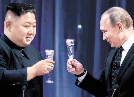 김정은(왼쪽) 북한 국무위원장과 블라디미르 푸틴 러시아 대통령이 지난 2019년 러시아에서 만났을 당시의 모습. 타스·연합뉴스 자료사진
