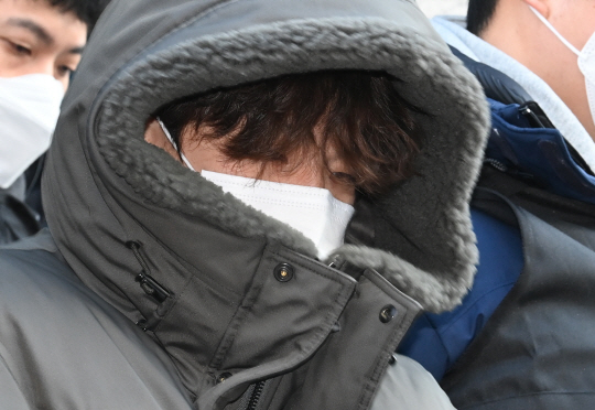 동거녀와 택시기사를 잇달아 살해한 혐의로 경찰에 구속돼 수사를 받아온 이기영이 4일 오전 경기 고양시 동부경찰서에서 검찰로 송치되고 있다. 김호웅 기자