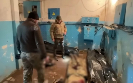 와그너 그룹 수장 예브게니 프리고진(오른쪽)이 바흐무트 인근 건물의 지하실을 찾아 전사자의 시신을 살펴보고 있다. 유튜브 동영상 캡처