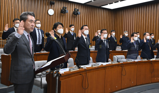 4일 오전 서울 여의도 국회에서 열린 이태원 참사 진상규명 및 재발방지를 위한 국정조사에 출석한 윤희근(왼쪽) 경찰청장과 증인들이 증인 선서를 하고 있다.  김동훈 기자