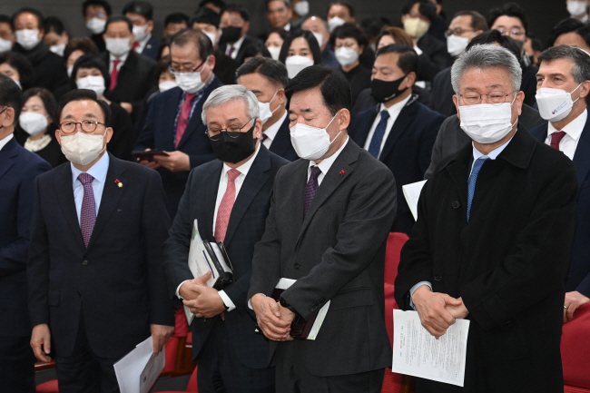 4일 오전 국회의원회관에서 열린 국회조찬기도회 신년감사예배에 참석한 김진표(오른쪽 두 번째) 국회의장이 기도를 하고 있다. 왼쪽부터 이채익 국민의힘 의원(국회조찬기도회장), 김요셉 원천침례교회 목사, 김 의장, 김회재 더불어민주당 의원.  김동훈 기자