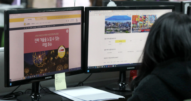 코로나19 방역 출입국 규제 완화와 엔저 등으로 국내에서 일본 관광이 큰 인기를 끄는 가운데 4일 오전 서울 중구 한 여행사 직원이 일본 여행 관련 업무를 처리하고 있다.  뉴시스